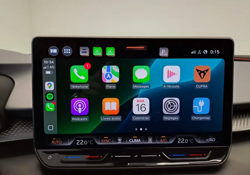 Écran tactile central du tableau de bord du CUPRA TERRAMAR 2025 affichant Apple CarPlay et commandes climatisation à 22°C.