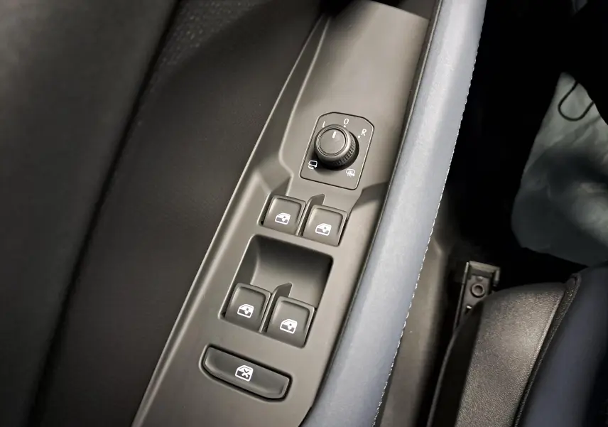Gros plan sur les commandes des vitres et rétroviseurs côté conducteur du CUPRA TERRAMAR 2025, finition noire.