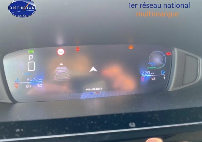 Affichage numérique du tableau de bord de la Peugeot 308 SW gris sellenium, montrant la vitesse et l'autonomie.