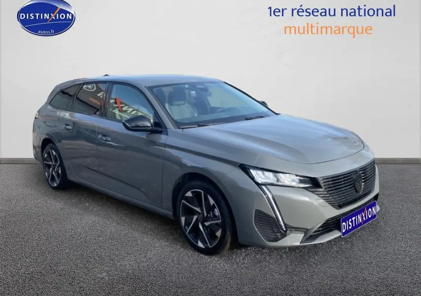 Peugeot 308 SW gris sellenium vue 3/4 avant droit, avec jantes alliage et feux LED distinctifs.