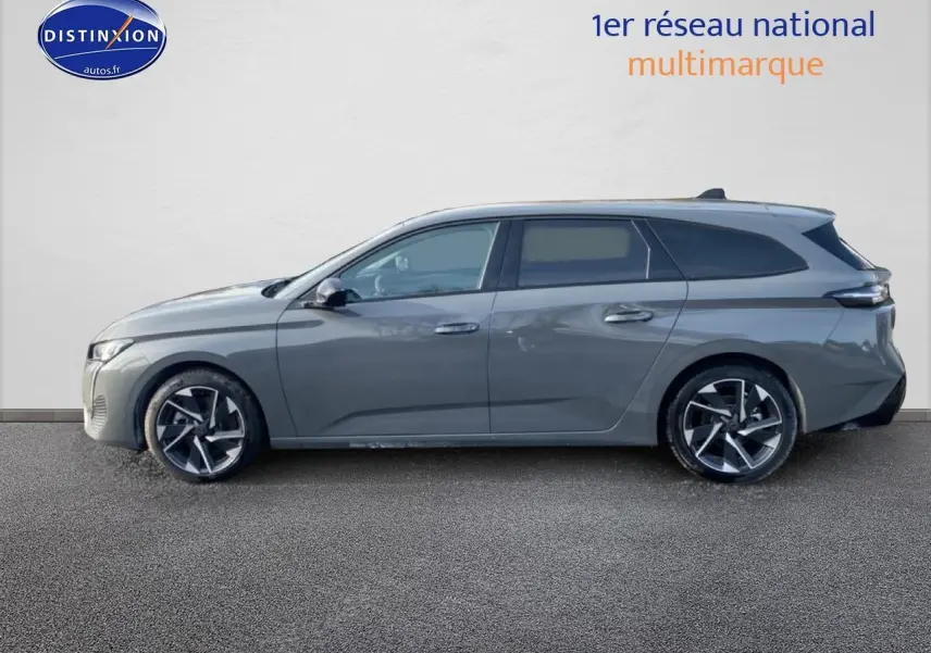 Profil côté gauche d'une Peugeot 308 SW gris sélénite 2025 avec jantes alliage et vitres teintées.