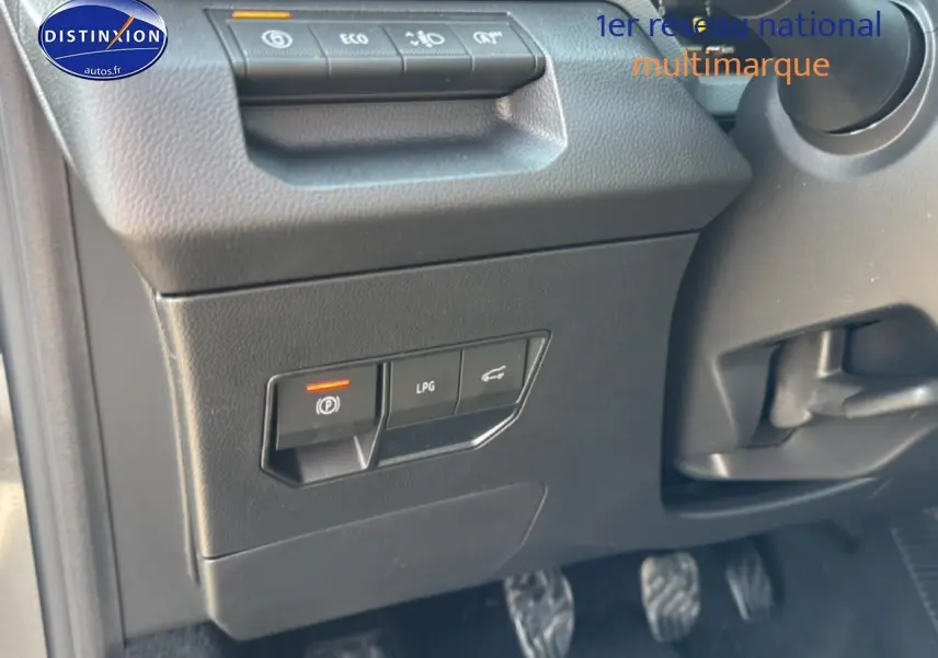 Vue intérieure côté conducteur du tableau de bord du Dacia Bigster gris schiste, avec commandes du frein à main électrique et GPL.