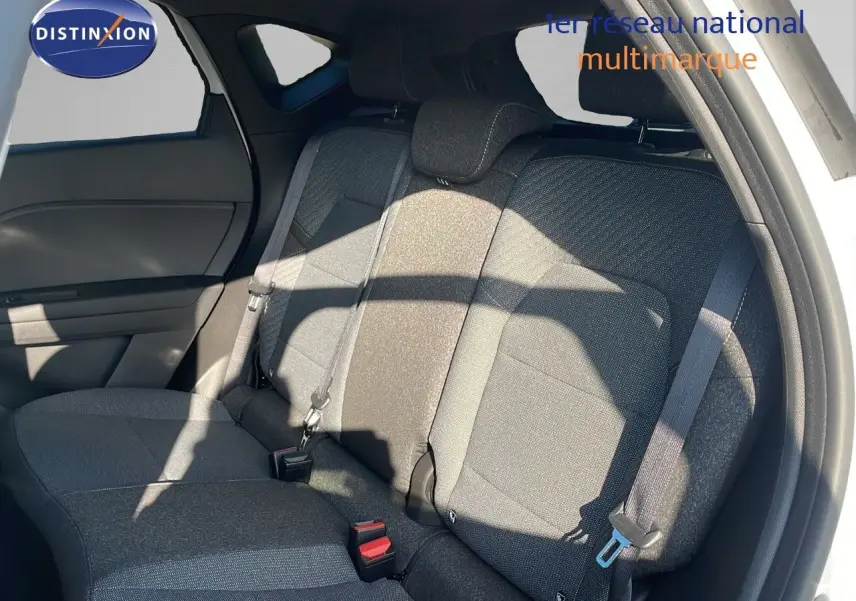 Vue intérieure sur la banquette arrière grise du Renault Captur blanc nacré avec toit gris, montrant les ceintures de sécurité.