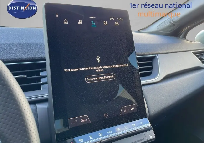 Vue intérieure du tableau de bord du Renault Captur E-Tech hybride 2025 avec écran tactile central vertical et volant partiel visible.