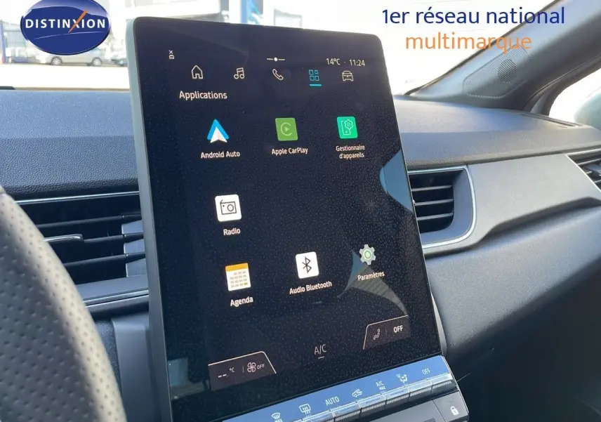 Écran tactile central du tableau de bord du Renault Captur E-Tech blanc nacré, affichant les applications connectées.