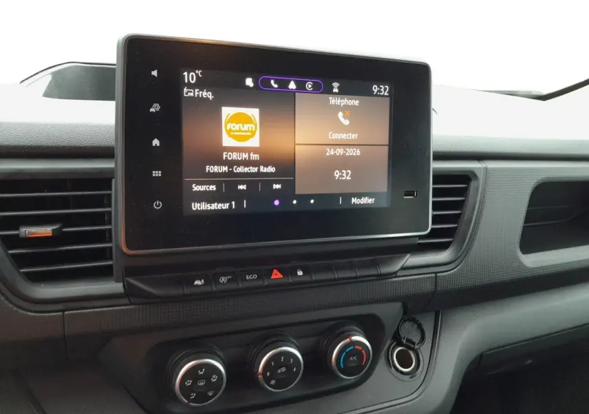 Tableau de bord du Renault Trafic Combi gris clair, avec écran tactile Easy Link et commandes de climatisation visibles.