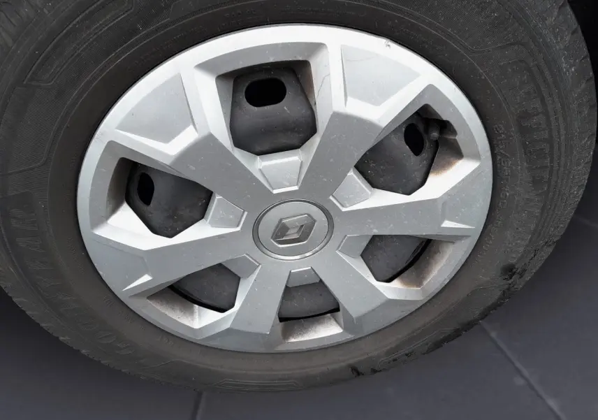 Gros plan sur la jante grise du Renault Trafic Combi 2023 avec logo central et pneu Goodyear visible.