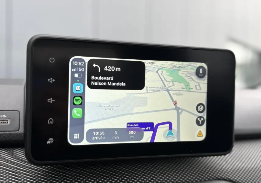 Écran tactile multimédia du tableau de bord du Dacia Jogger 2025 affichant la navigation GPS avec Apple Car Play.