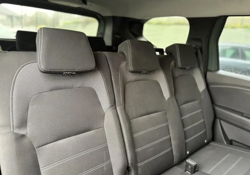 Vue intérieure des sièges arrière rabattables du Dacia Jogger 2025, finition Expression en tissu gris foncé.