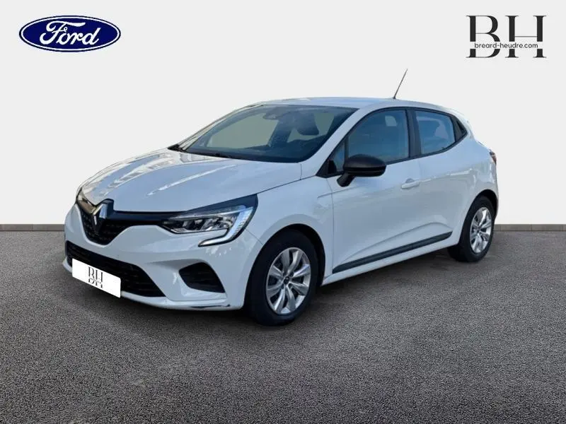 Renault Clio 1.0 SCe 65ch Life blanche vue 3/4 avant droit avec enjoliveurs et rétroviseurs noirs.