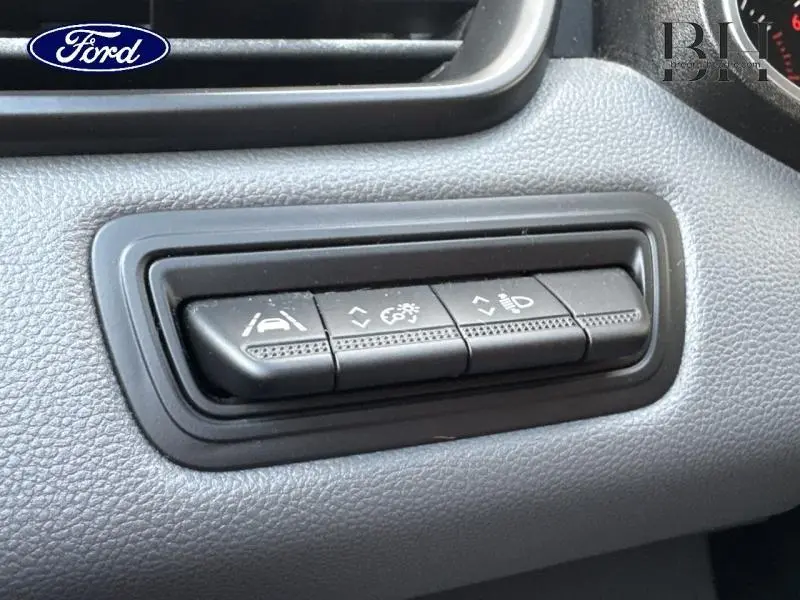 Gros plan sur les boutons de réglage d'assistance à la conduite dans l'habitacle d'une Renault Clio blanche, version Life 2020.