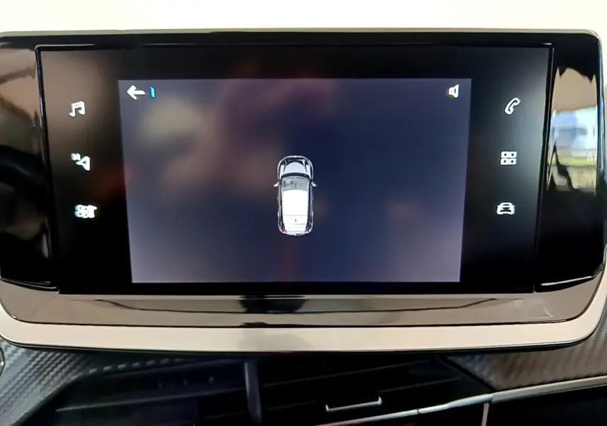 Écran tactile central affichant la vue aérienne d'une Peugeot 208 électrique blanche, intérieur moderne.