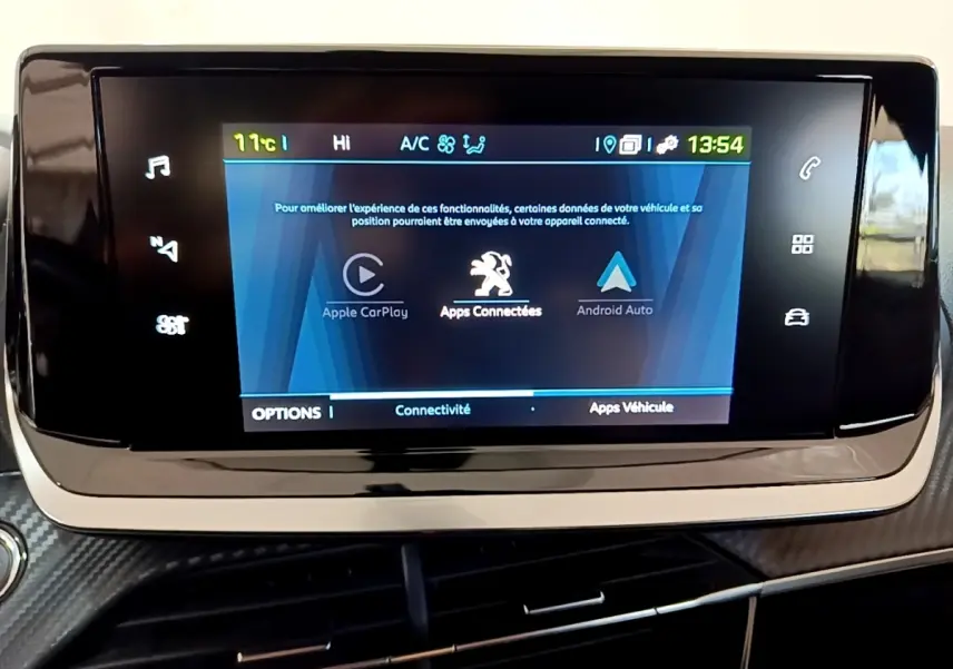 Écran tactile central 7 pouces de la Peugeot 208 électrique Active Business blanc, affichant Apple CarPlay et Android Auto.
