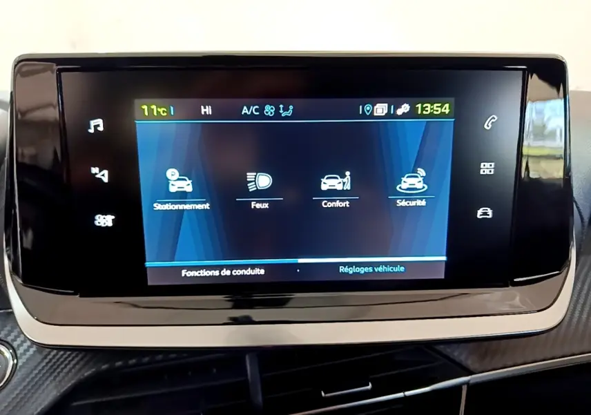 Écran tactile central de la Peugeot 208 électrique Active Business 2021 affichant les réglages véhicule en intérieur.