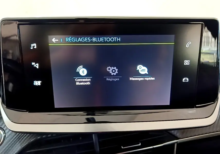 Écran tactile central affichant les réglages Bluetooth dans l'habitacle d'une Peugeot 208 blanche électrique.