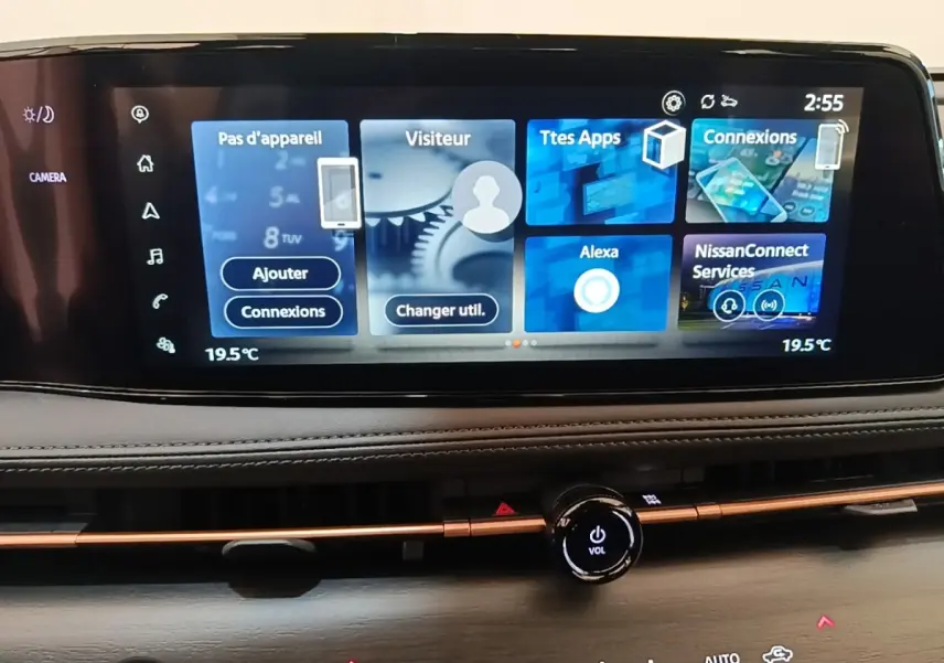 Écran tactile central 12,3 pouces du Nissan Ariya noir 63kWh, affichant interface connectée et commandes climatisation.