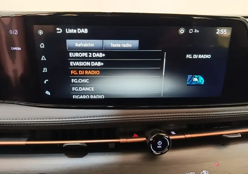 Écran tactile central affichant la liste des radios DAB dans l’habitacle du Nissan Ariya noir, vue de face rapprochée.