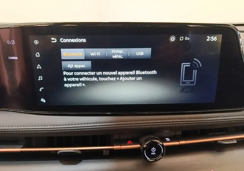 Écran tactile central affichant les connexions Bluetooth dans l’habitacle du Nissan Ariya noir, vue de face rapprochée.