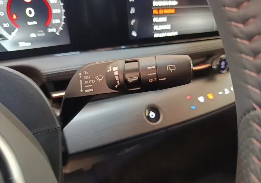 Gros plan sur la commande d’essuie-glace du tableau de bord noir du Nissan Ariya 63kWh 218ch Engage 2026.