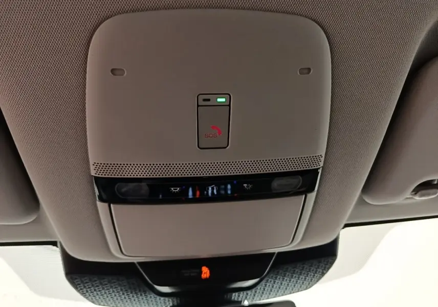 Vue en contre-plongée du plafonnier beige avec bouton SOS et éclairages intégrés du Nissan Ariya noir 2026.