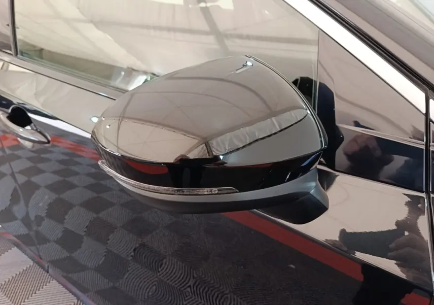 Rétroviseur droit noir brillant du Nissan Ariya 63kWh 218ch Engage, avec clignotant intégré, vue rapprochée.