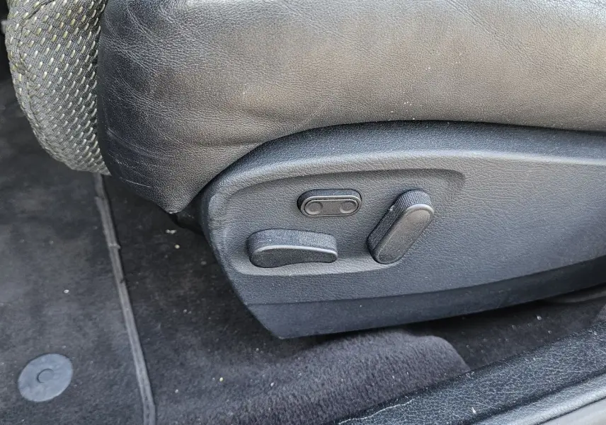 Détail des commandes de réglage électrique du siège en cuir noir côté conducteur d'une Audi RS4 Avant gris 2001.