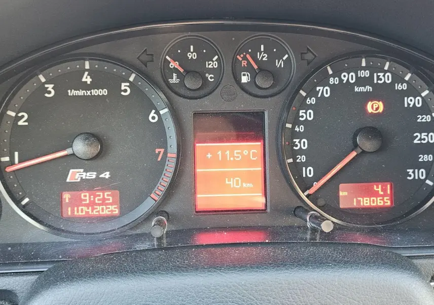 Tableau de bord de l'Audi RS4 Avant B5 gris de 2001, affichant compte-tours, vitesse et température extérieure.