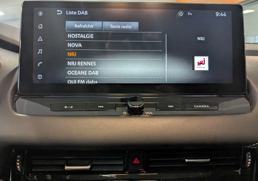 Écran tactile central du Nissan Qashqai 2024 affichant la liste des radios DAB avec sélection sur NRJ.
