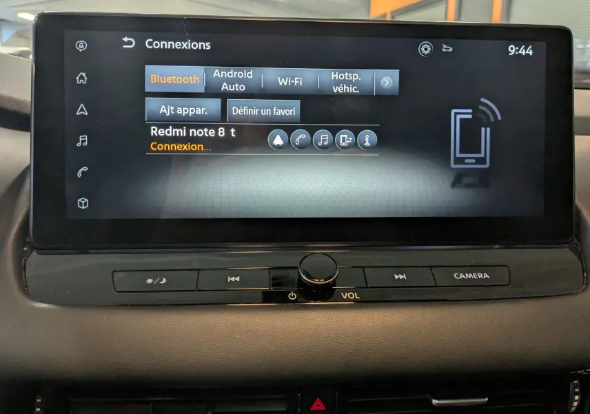 Écran tactile central du Nissan Qashqai 2024 affichant le menu Connexions avec options Bluetooth et Android Auto.