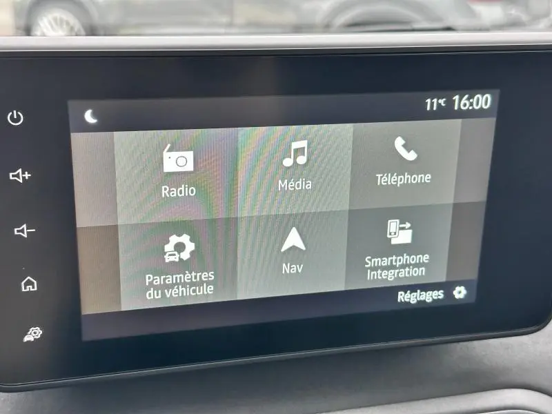 Écran tactile central du tableau de bord du Dacia Jogger 2024 affichant les menus radio, média, téléphone et navigation.