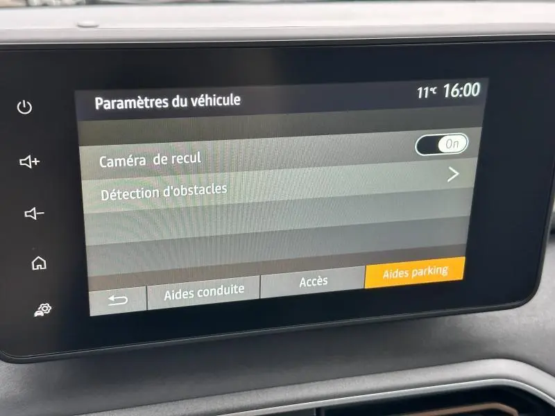 Écran tactile du tableau de bord du Dacia Jogger 2024 affichant les paramètres d'aide au stationnement.
