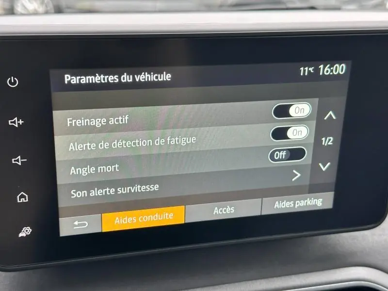 Écran tactile central du Dacia Jogger 2024 montrant les paramètres d'aide à la conduite en intérieur