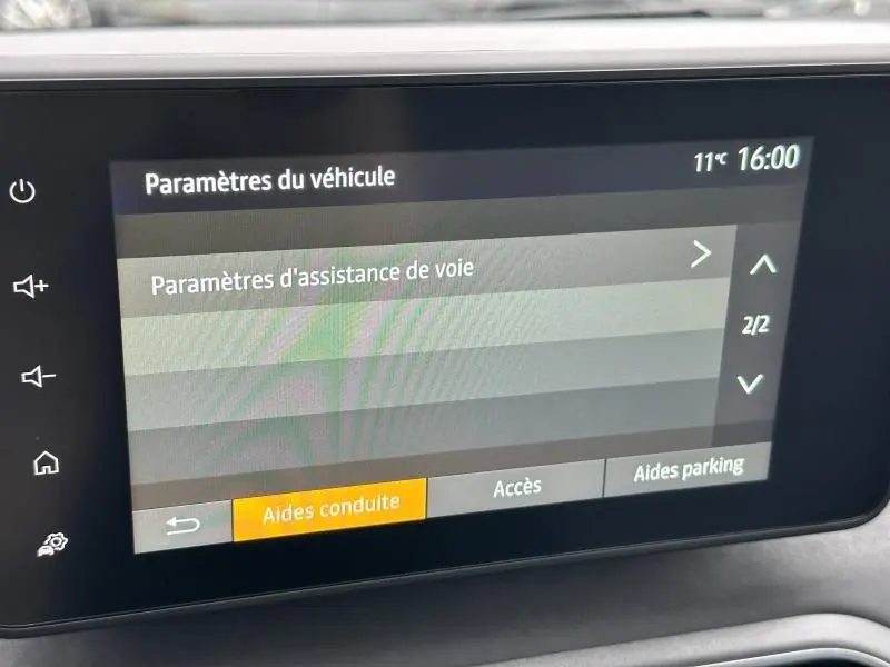 Écran tactile du tableau de bord du Dacia Jogger 2024 affichant les paramètres d'assistance de voie.