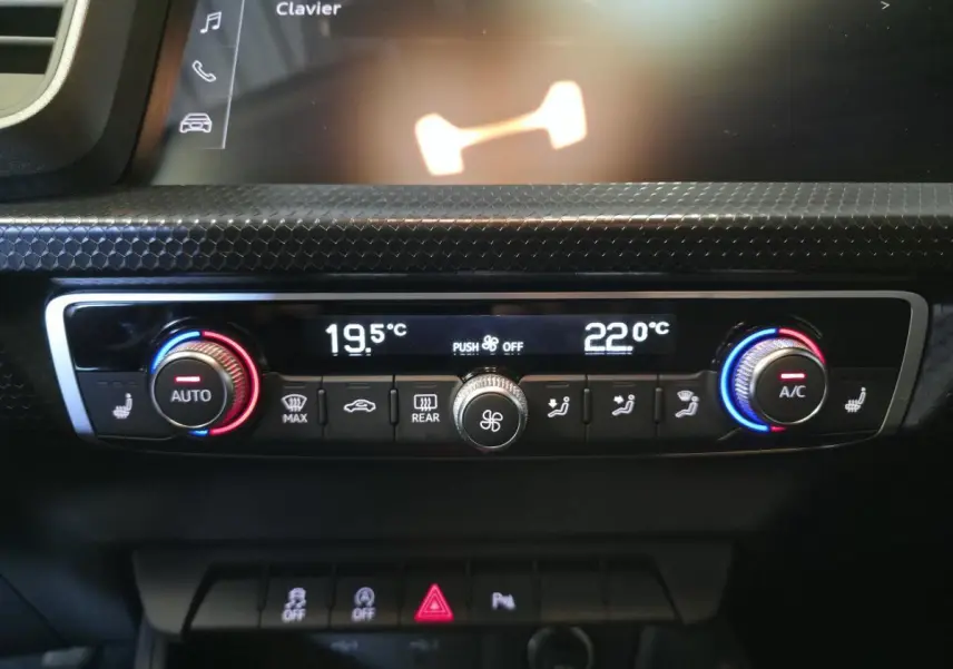 Panneau de climatisation automatique bi-zone avec réglages numériques et commandes tactiles sur Audi A1 Sportback bleu 2024.