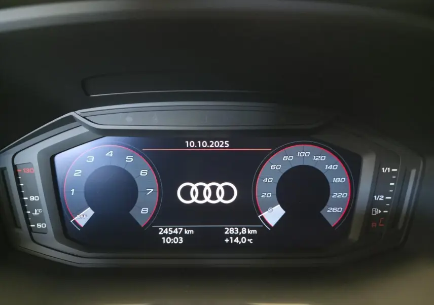 Tableau de bord numérique de l'Audi A1 Sportback 2024 affichant vitesse, compte-tours et logo Audi central.