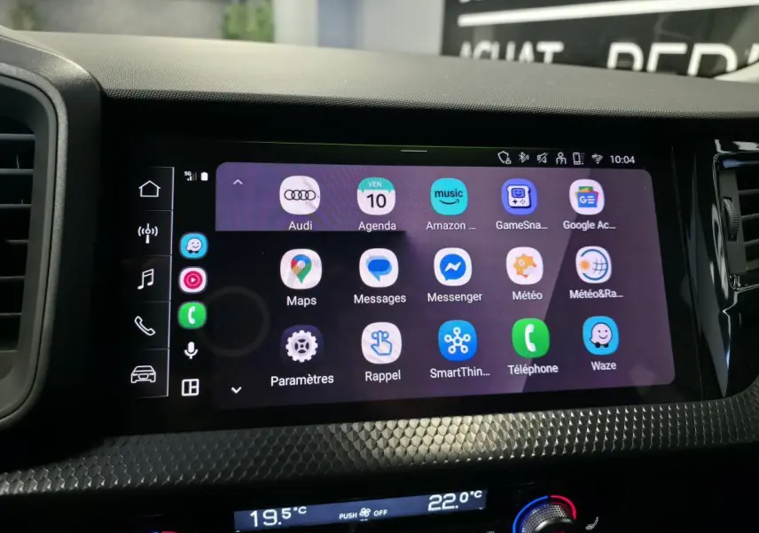 Écran tactile central avec interface Audi smartphone dans l'habitacle d'une Audi A1 Sportback 2024.