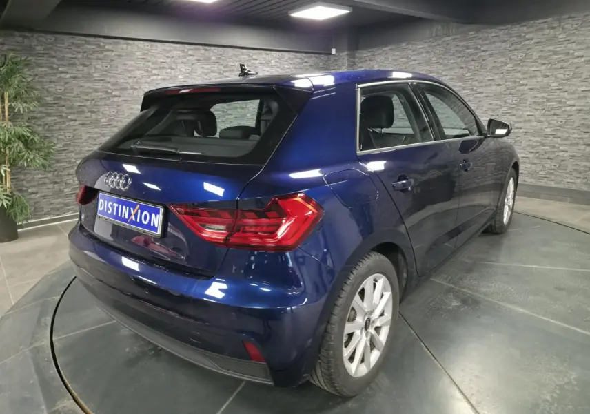Audi A1 Sportback bleu métallisé vue 3/4 arrière droit avec feux arrière LED et jantes aluminium 16 pouces