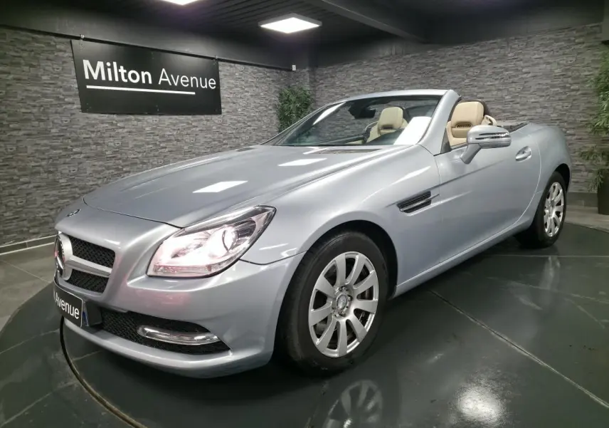 Mercedes SLK 250 CDI gris métallisé en cabriolet, vue 3/4 avant droit avec sellerie cuir beige visible