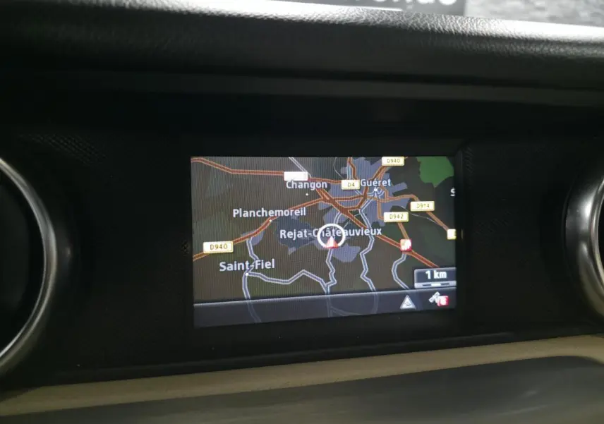 Écran de navigation Becker MAP PILOT affichant une carte 3D dans l'habitacle d'une Mercedes SLK gris 2012.