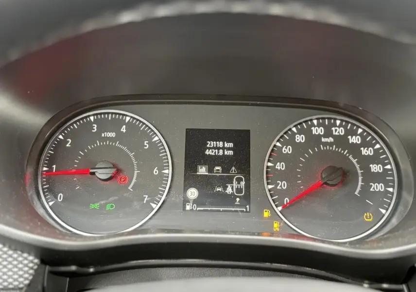 Vue rapprochée du tableau de bord du Dacia Jogger 2025, affichant compte-tours, vitesse et écran central numérique.