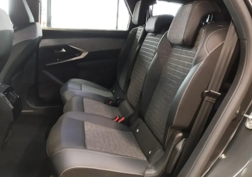Vue latérale intérieure sur la banquette arrière gris foncé et tissu chiné du Peugeot 5008 2025 finition Allure.
