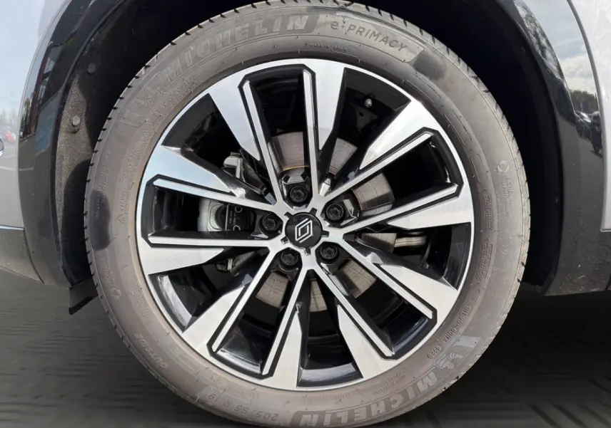 Gros plan sur la jante alliage bicolore et pneu Michelin du côté avant droit du Renault Austral gris foncé.