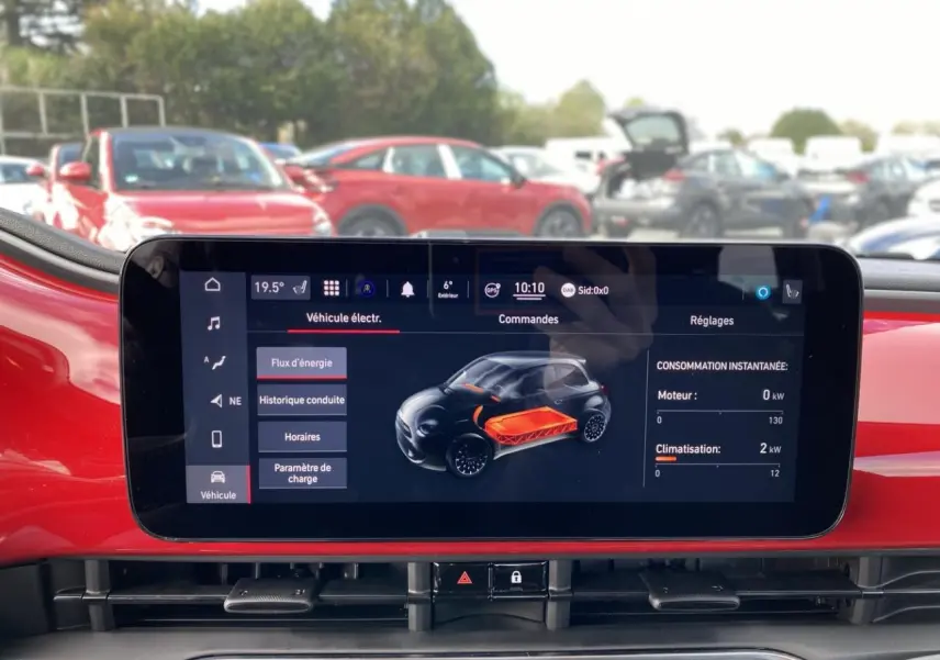 Écran central tactile affichant l'interface électrique du Fiat 500 Cabriolet rouge, vue intérieure avant.