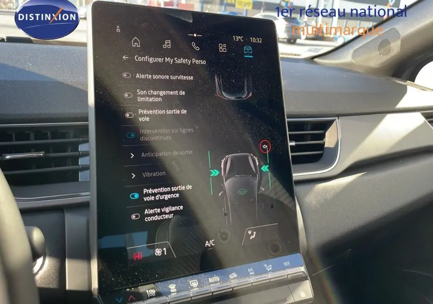 Écran tactile central affichant les réglages de sécurité du Renault Captur E-Tech gris rafale avec toit noir, intérieur moderne.