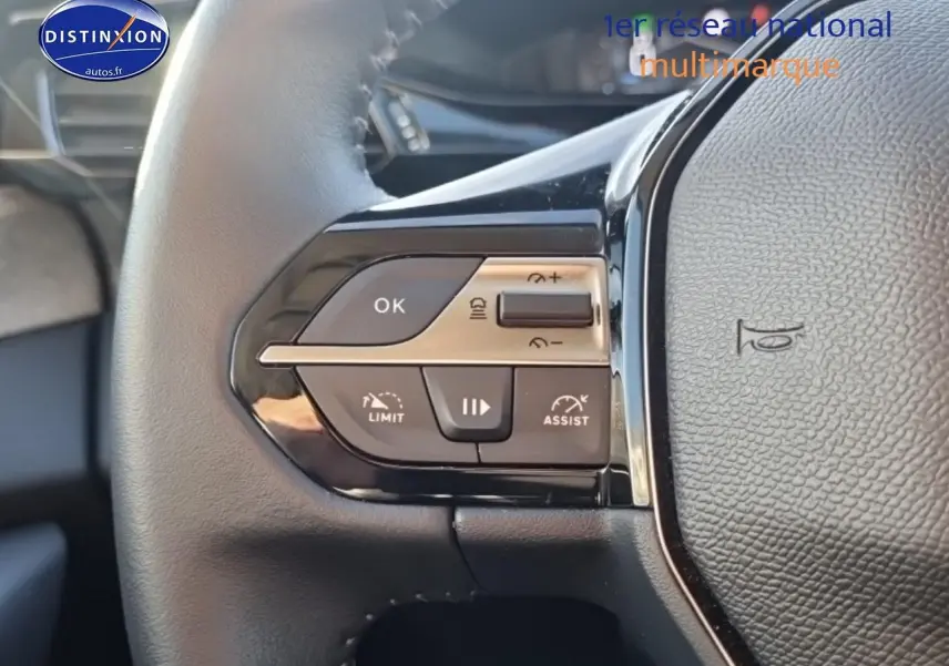 Gros plan sur les commandes gauche du volant cuir noir du Peugeot 408 Hybrid 145 allure 2025.