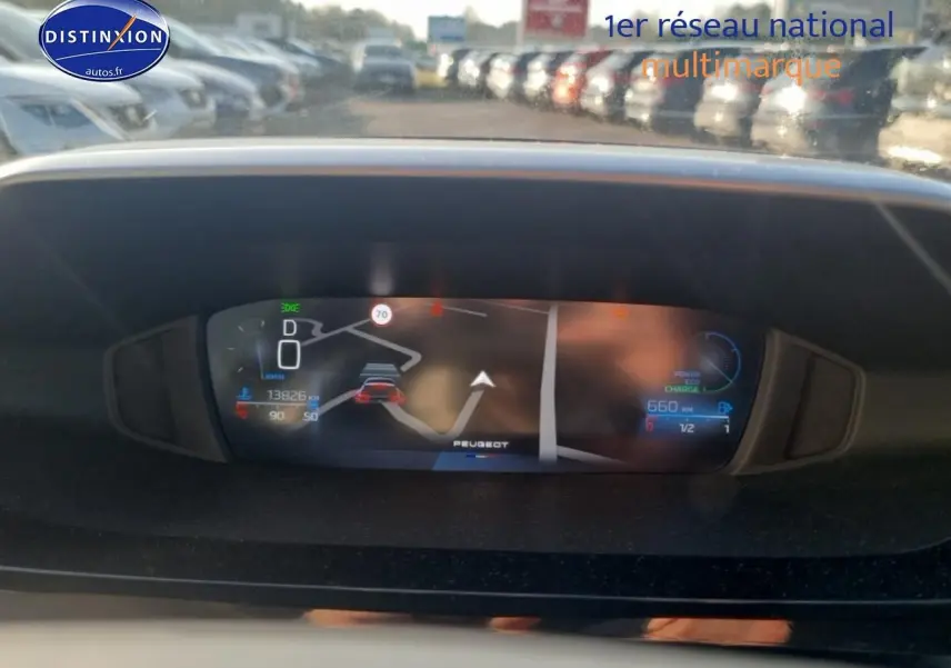 Vue rapprochée du tableau de bord numérique du Peugeot 408 Hybrid 145 allure noir, affichant la navigation et les indicateurs.