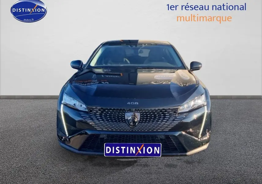 Vue frontale d'une Peugeot 408 Hybrid 145 allure e-dcs6 noire avec phares LED et calandre distinctive.