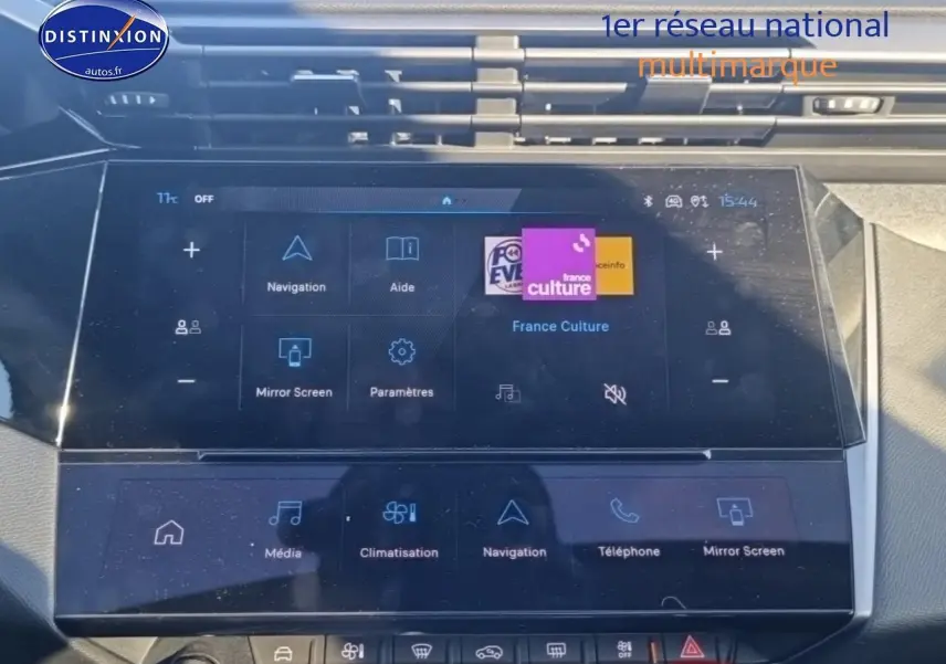 Vue rapprochée de l’écran tactile central du tableau de bord du Peugeot 408 Hybrid 145 allure noir 2025, affichant les menus multimédia et navigation.