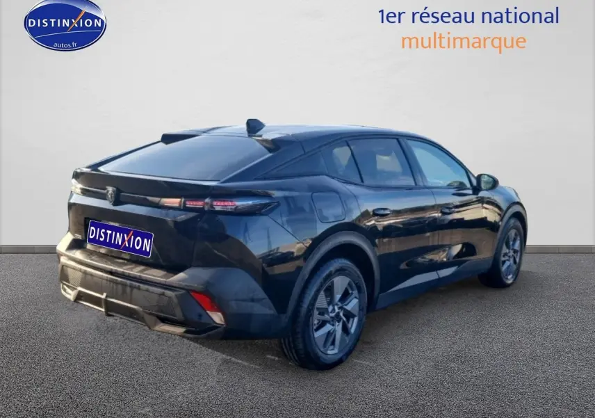 Vue 3/4 arrière droite d'une Peugeot 408 Hybrid 145 allure e-dcs6 noire avec jantes alu et vitres teintées.