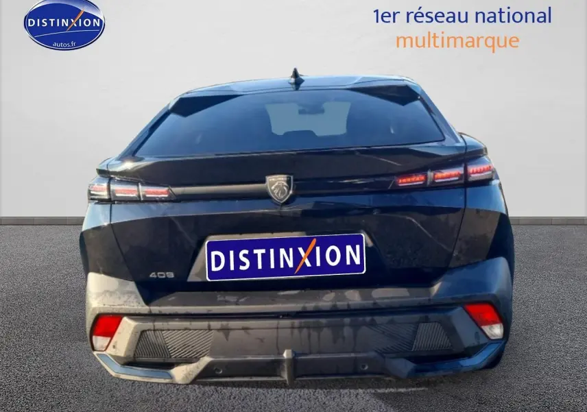 Vue arrière d'une Peugeot 408 Hybrid 145 allure e-dcs6 noire avec feux LED et logo Peugeot visible.
